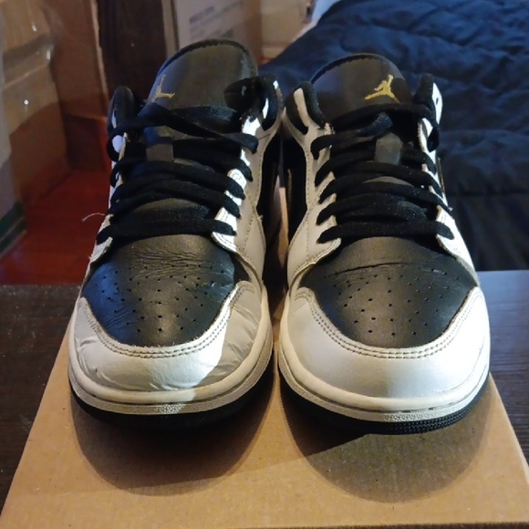 Jordan 1 Low Black White Metalic Gold Swoosh Mens 10 Womens 11.5 EUC - Picture 4 of 9